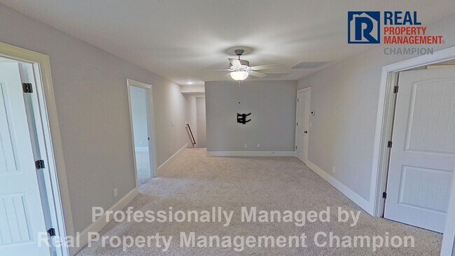 Building Photo - Spacious 4 BD Executive Home Loaded with U...