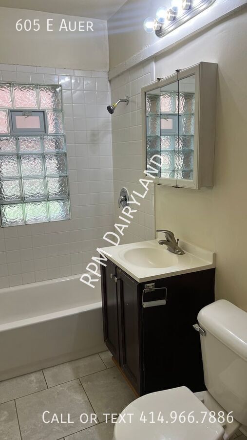 Building Photo - 605 E Auer-