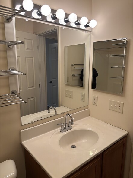 main bathroom - 309 Putnam St