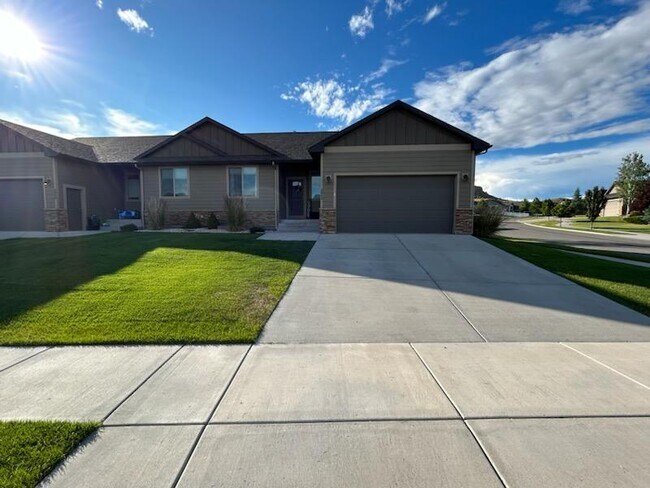 Primary Photo - 3052 Golden Acres Dr