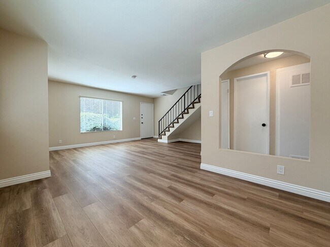 Building Photo - Beautiful End-Unit Townhome 2 bedroom and 1.5 bath