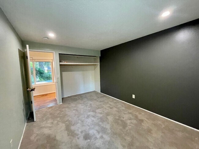 Building Photo - 15410 SW Peppermill Ct