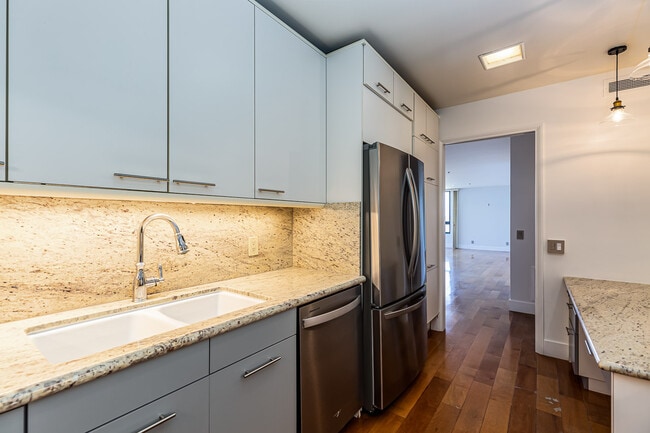 Building Photo - 700 Front St