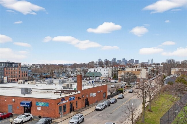 Building Photo - 946 Saratoga St