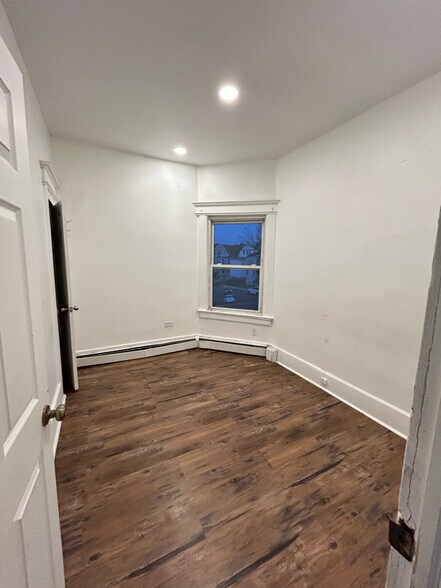 Building Photo - 94 Eaton Pl