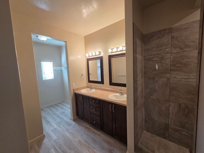 Building Photo - Large 4 Br - like new under $2k!