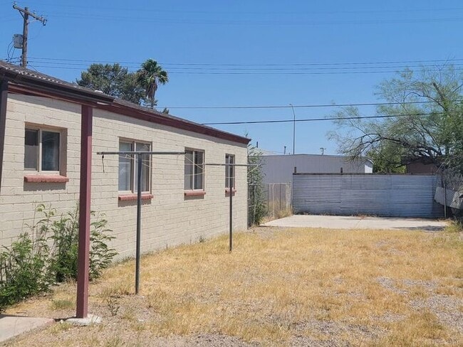 Building Photo - 2518 E Cameron Vista