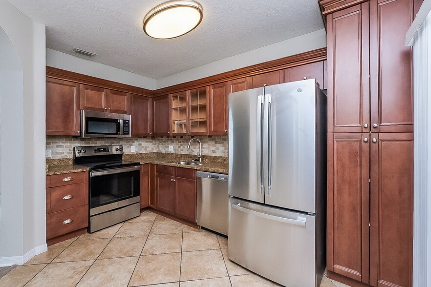 Building Photo - 914 Lake Shore Ranch Dr