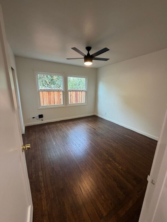 Building Photo - Charming JC Neighborhood Rental with Brand-New Kitchen & Hardwood Floors