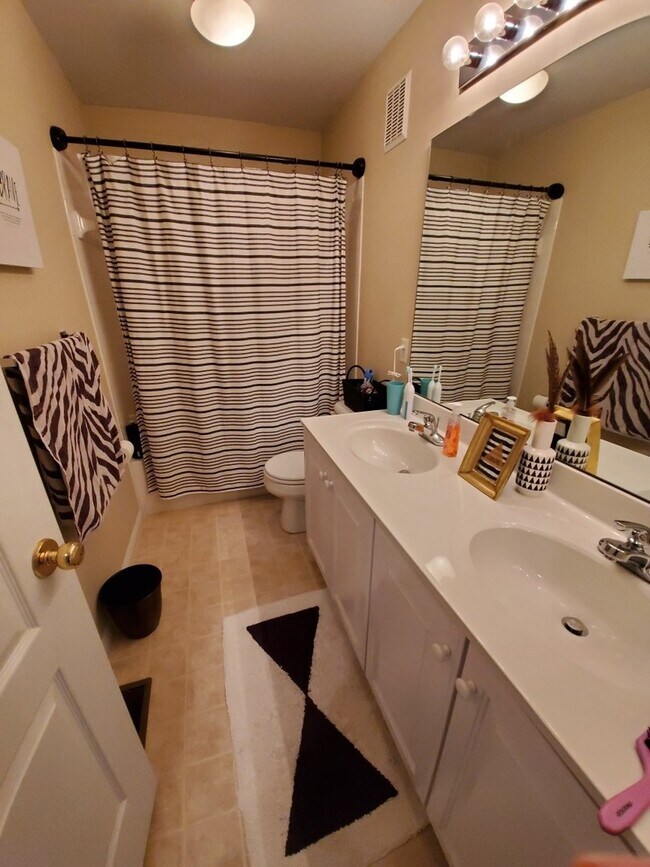 Building Photo - Executive home located near Bellbrook