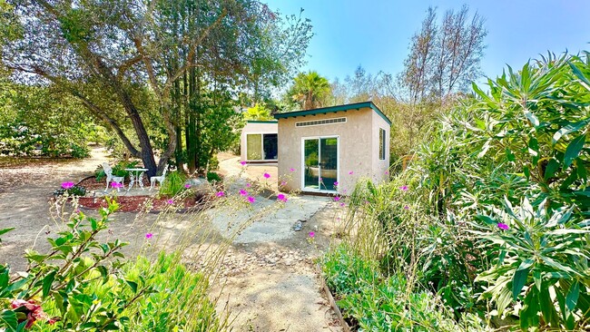 Building Photo - Stunning Fully Detached Casita on Private ...