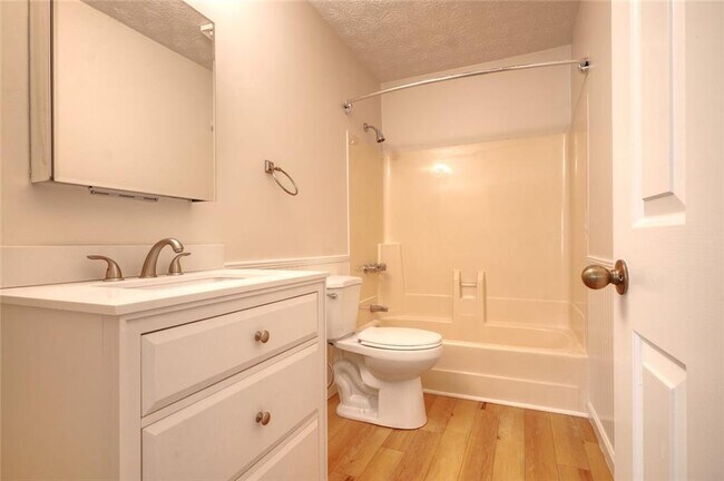 Building Photo - 587 Wedgewood Dr