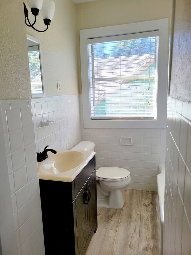 Building Photo - 133 E 4th St