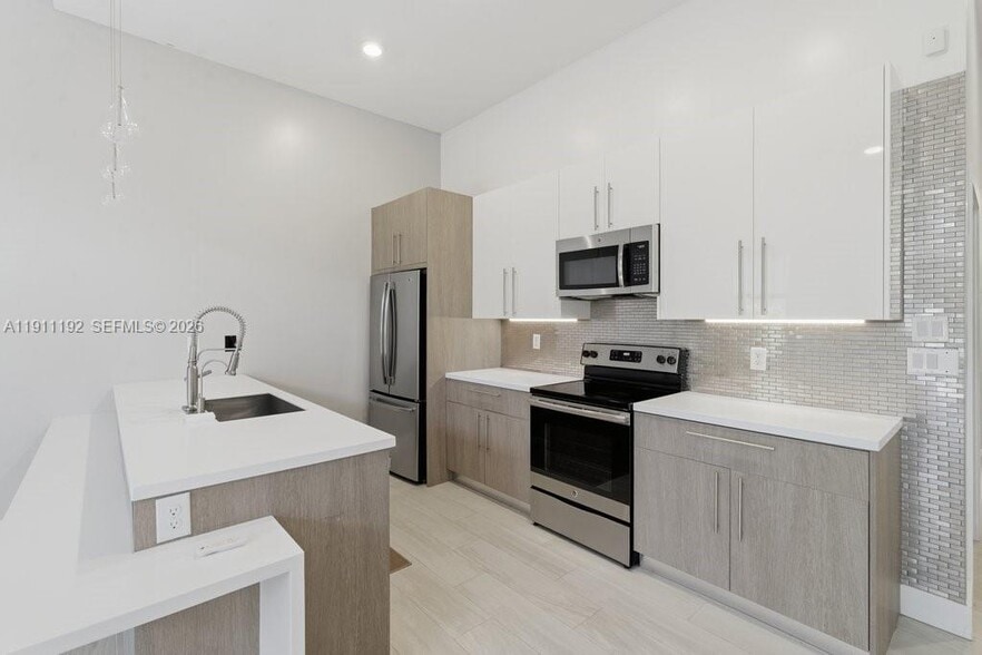 Building Photo - 913 NW 45th Ter