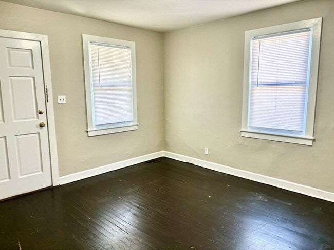 Building Photo - Spacious 2 bedroom home near Churchill Dow...