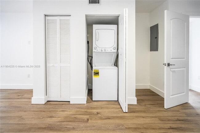 Building Photo - 1850 S Treasure Dr