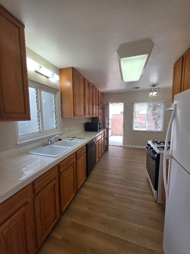 Building Photo - TURNKEY-RENT READY SPACIOUS 2BD/2BA HOME, 2-CAR GARAGE WITH AN AUTOMATIC ROLL-UP DOOR, LARGE COVE...
