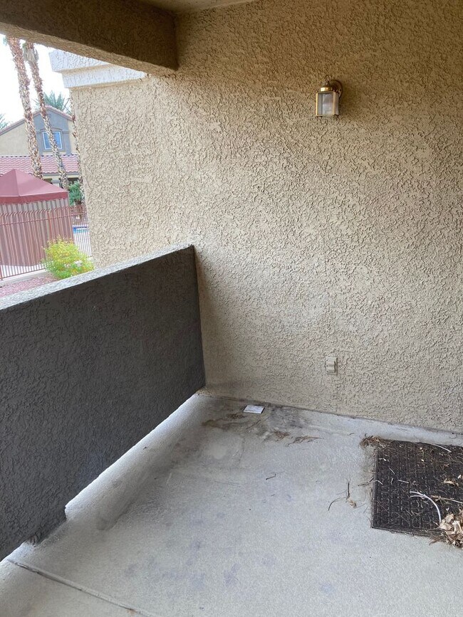 Building Photo - Gated community just minutes south of the ...