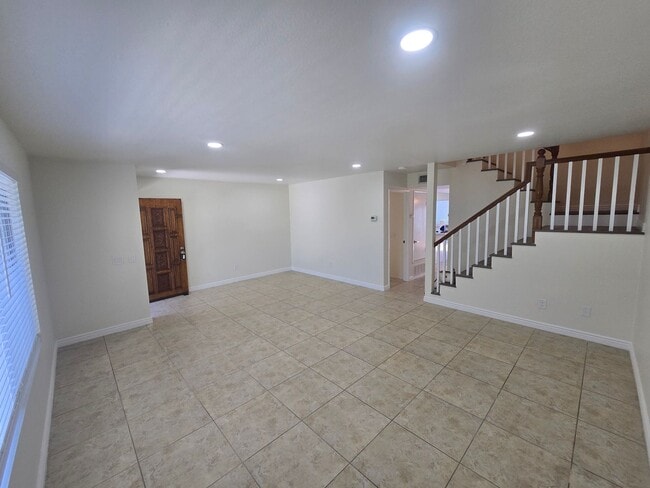 Building Photo - Beautifully renovated 3 Bed, 2 Bath condo!