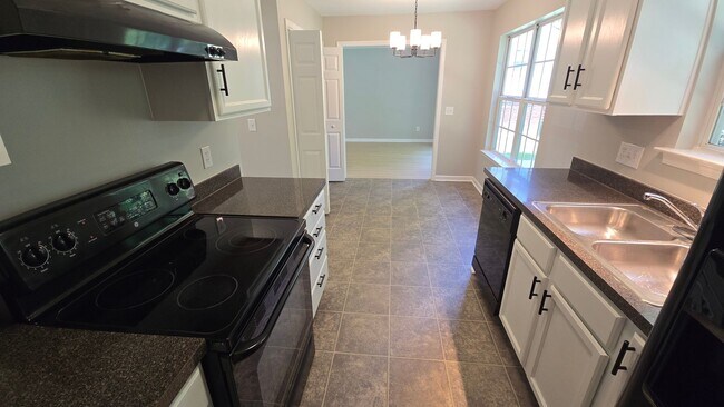 Building Photo - 614 Summerhill Dr