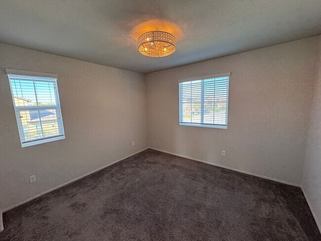 Building Photo - Large Newer Home - 4 Bedroom / 3 1/2 Bath