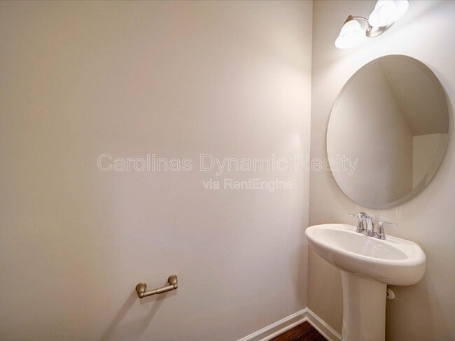 Building Photo - 916 S Battleground Ave