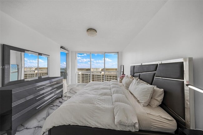 Building Photo - 1750 N Bayshore Dr