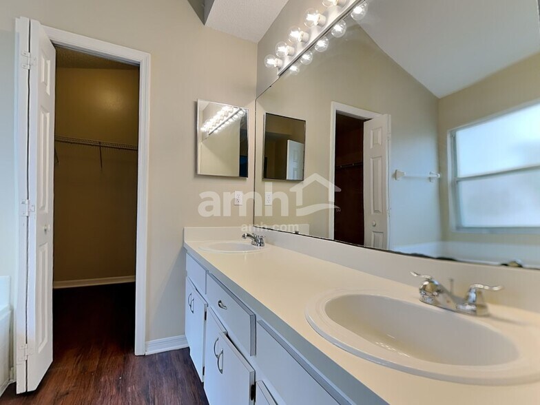 Building Photo - 2315 Kenwick Dr