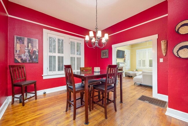 Building Photo - Charming Lakebottom Bungalow with Historic...