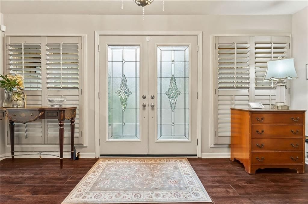 Building Photo - 4040 Summit Dr