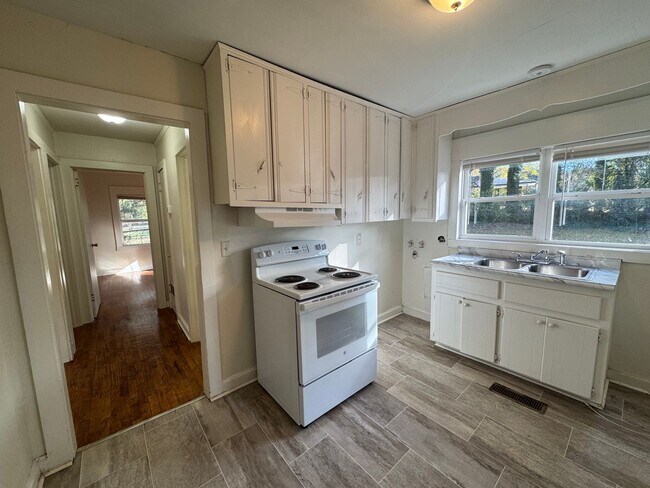 Building Photo - 2/1 House in East Rome with bonus room- $995