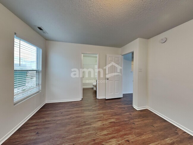 Building Photo - 527 Bourneside Dr