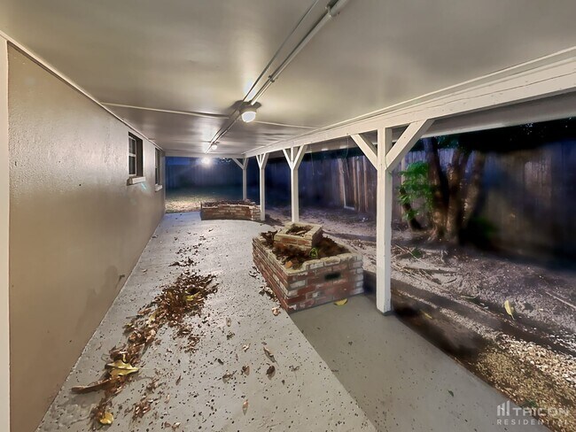 Building Photo - 2258 Lake Dr
