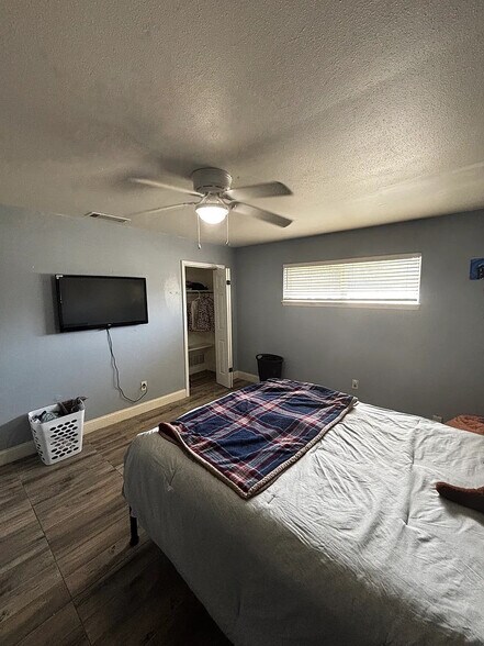 Building Photo - Room in Duplex on El Retiro Rd