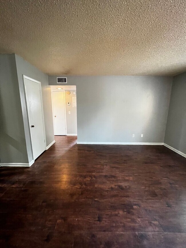 Building Photo - First floor 2/1 Available for Move in! Affordable and Conveniently Located!