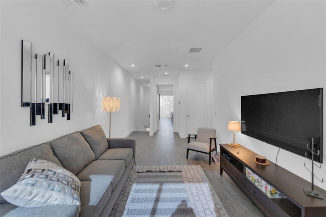 Building Photo - 1045 NE 18th Ave