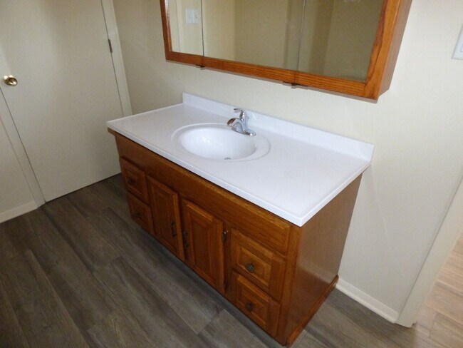 Building Photo - 6914 Autumn View Dr