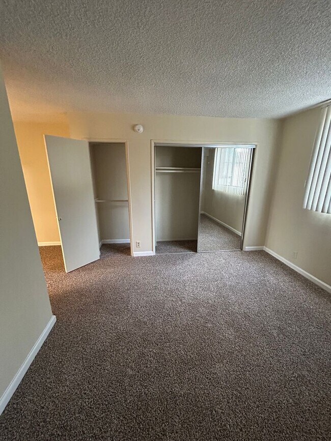 Building Photo - Fantastic One Bedroom