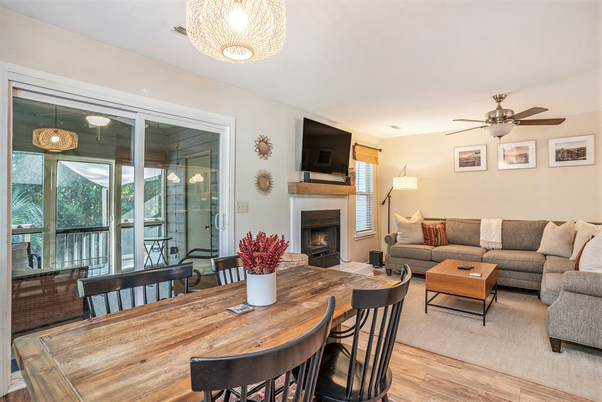 Living/dining area - 1261 Marshview Dr