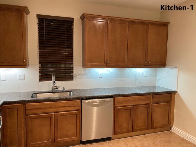 Building Photo - 31750 Paseo de Castaic