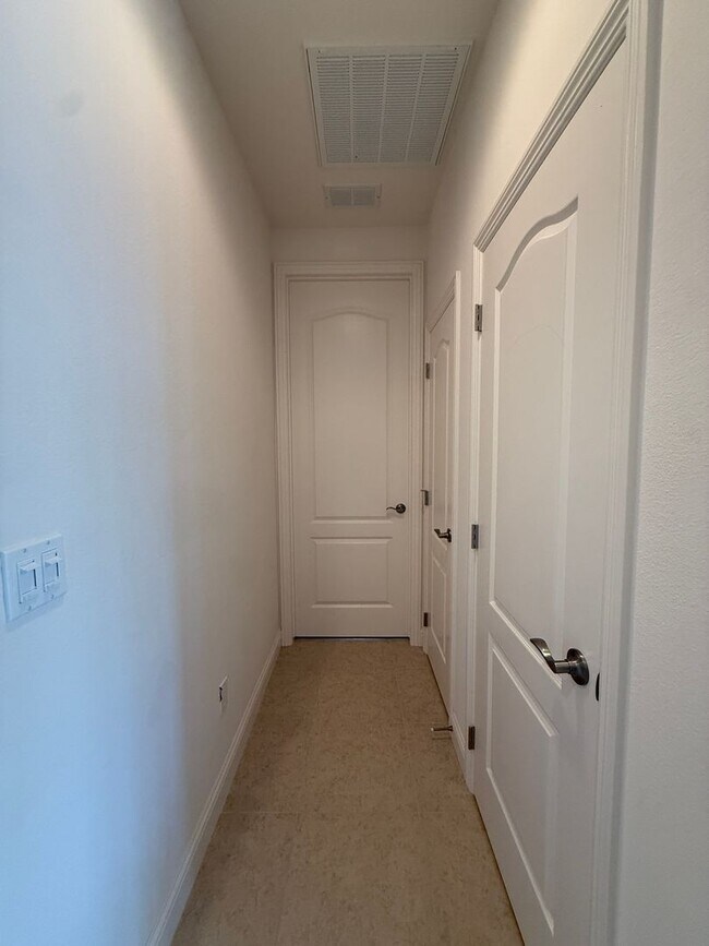 Building Photo - Beautiful Newer Rice Ranch Single Story Ho...