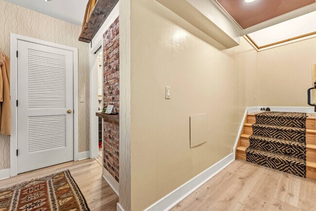 Building Photo - 264 Lake St