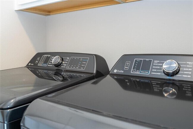 Building Photo - 5090 Shady Pnes Dr