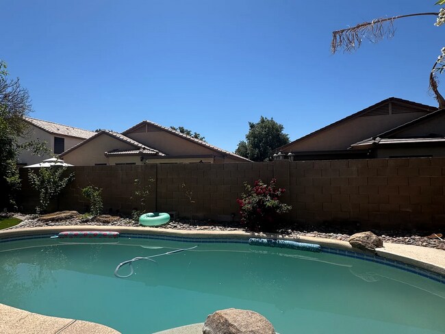 Building Photo - 8937 W Lone Cactus Dr
