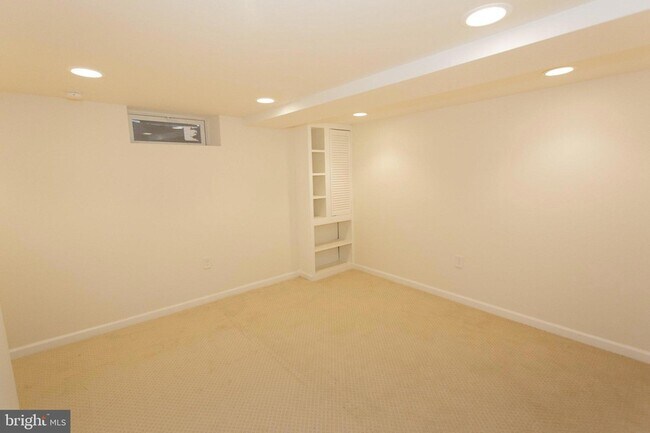 Building Photo - 1419 N Longfellow St