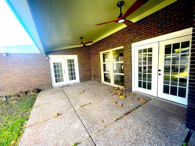 Building Photo - 7906 Pecan Villas Dr