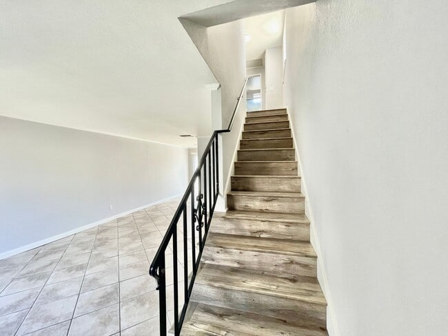 Building Photo - Charming 2 Bedroom 1.5 Bathroom Townhome w...