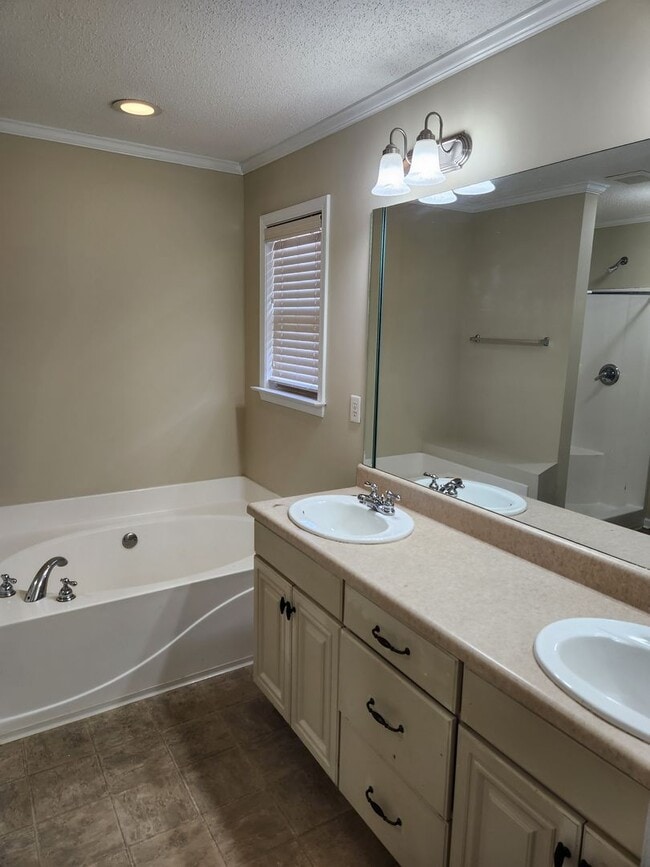 Building Photo - 9841 Lenox Ln