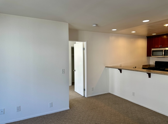 Building Photo - Beautiful Renovated 1 Bed/1 Bath Condo with Many Upgrades! Pool & Gym on Site! Central AC!
