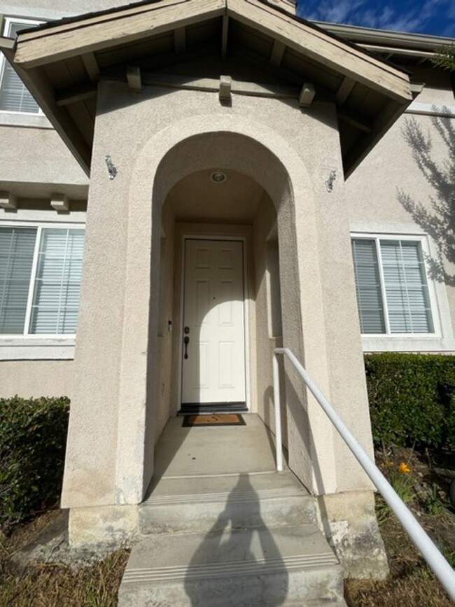 Building Photo - Beautiful 4 bedroom home in heart of Aliso...